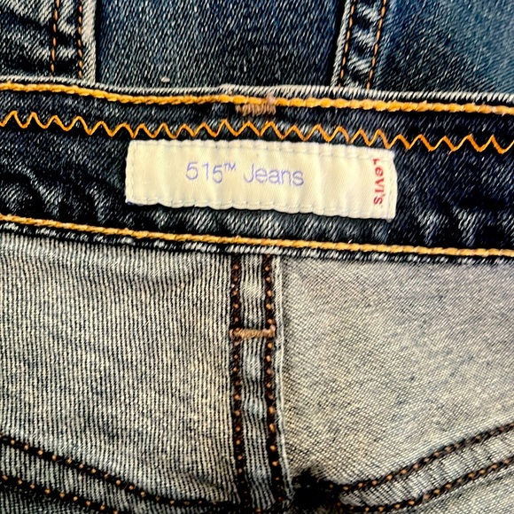 Levi's Dark Blue Cropped ๐ Jeans - Picture 4 of 6